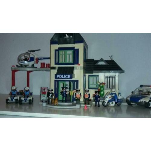 Politiebureau van Playmobil + heeeel veeel ...