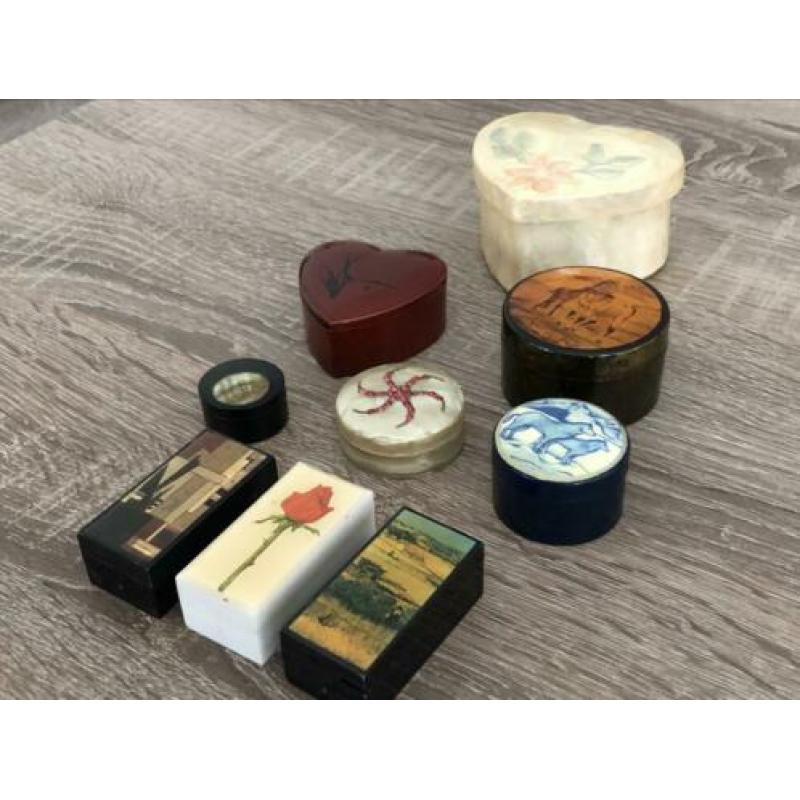Verzameling vintage doosjes / pillendoosjes van kunststof