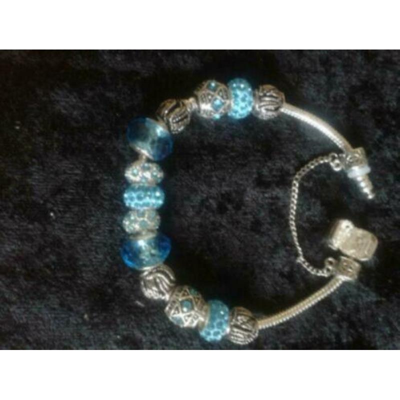 armbanden met glaskralen in diverse kleur pandor style