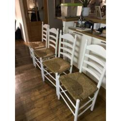 4 stoelen grenen wit geverfd met rieten zitting