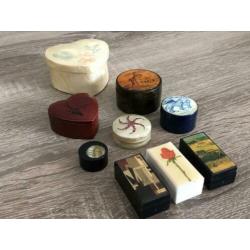 Verzameling vintage doosjes / pillendoosjes van kunststof