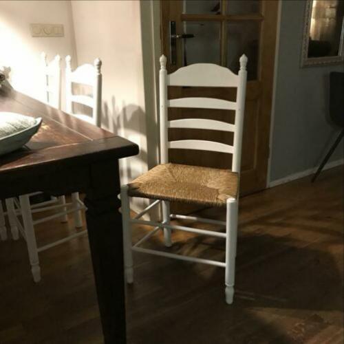 4 stoelen grenen wit geverfd met rieten zitting