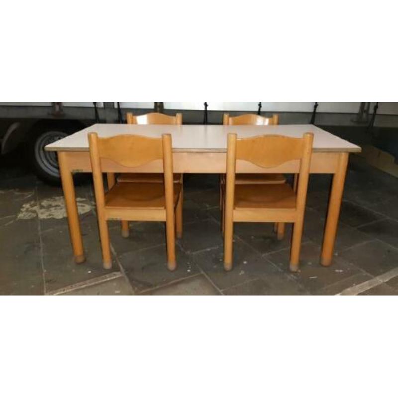 Schilte lage 402 B2 groepstafel (120x60) met 4 stoelen