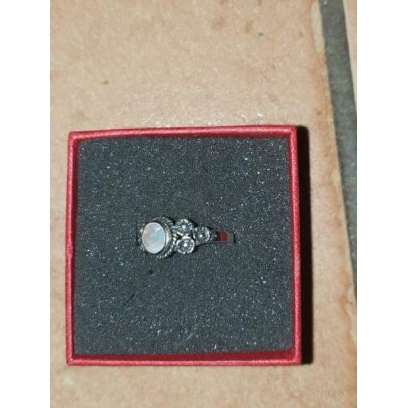 Mooi versierde zilveren ring ,maat 16