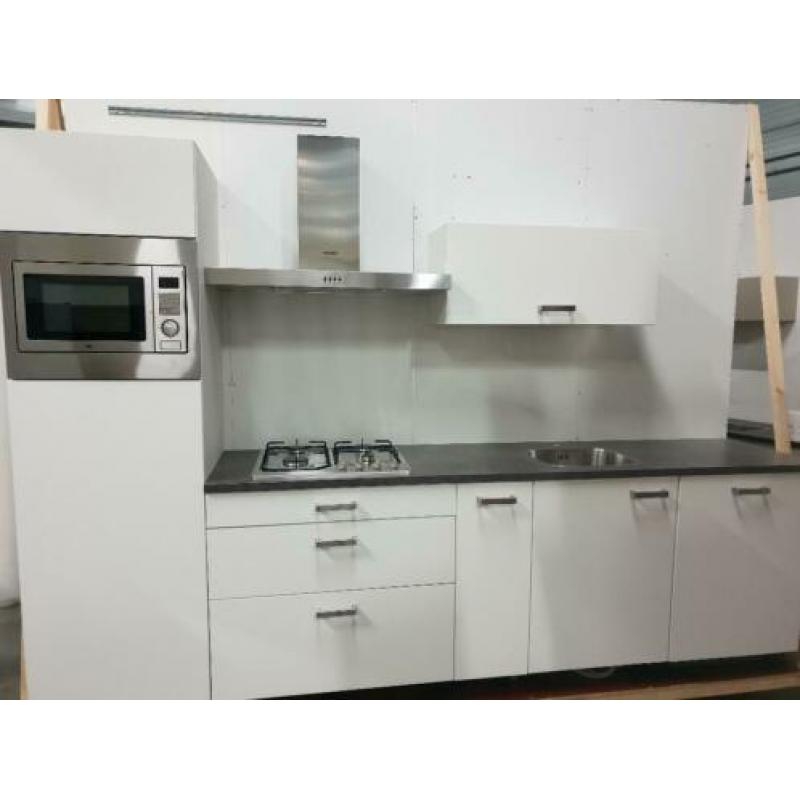 INNOVARE KEUKENS: Royale Showroomkeuken compleet ca. 300 cm