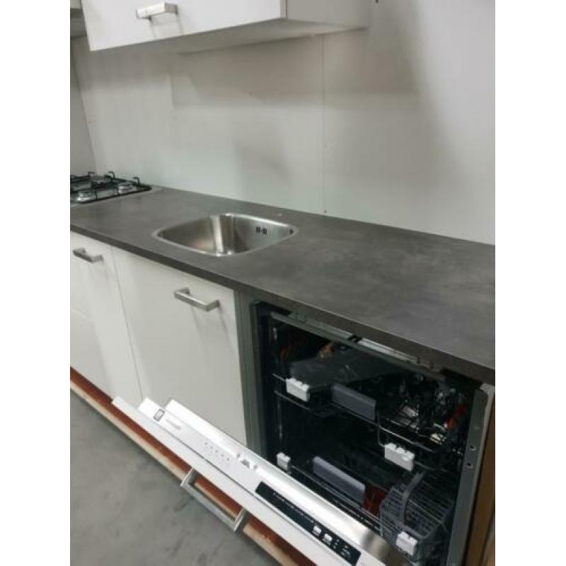INNOVARE KEUKENS: Royale Showroomkeuken compleet ca. 300 cm