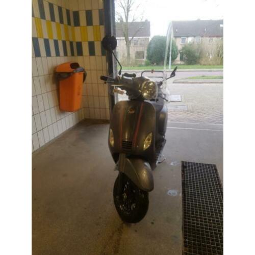 Te koop mooi scooter riva km 057364