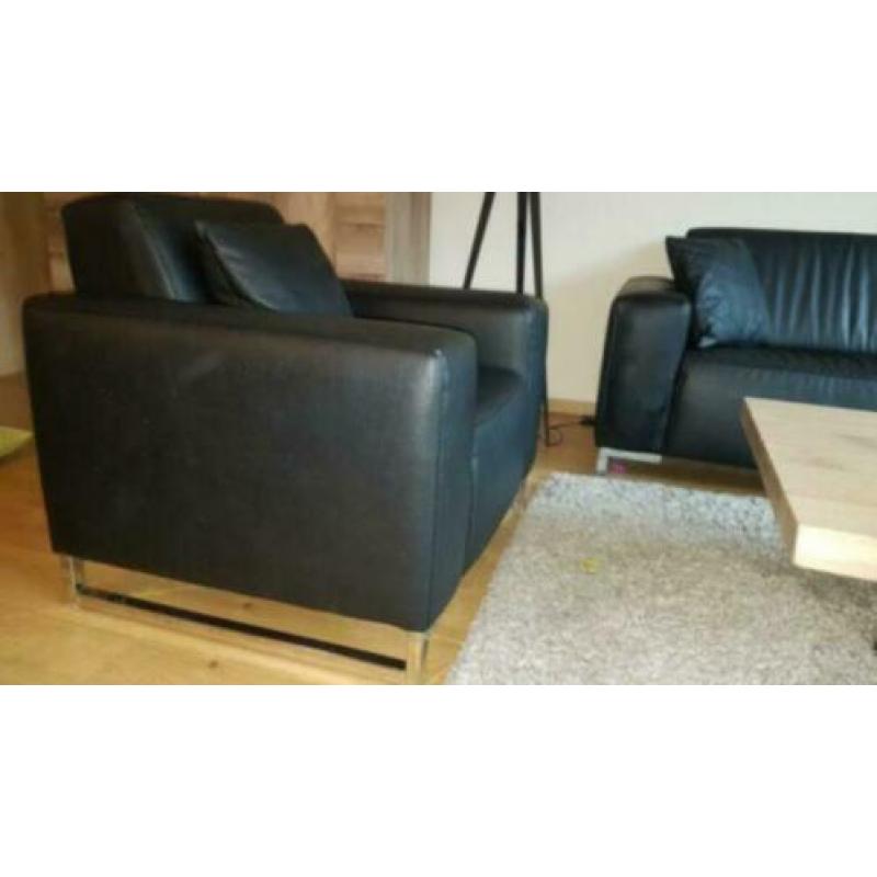 Twee zwarte PU-leder fauteuils en 1 bank in zwart PU-leder