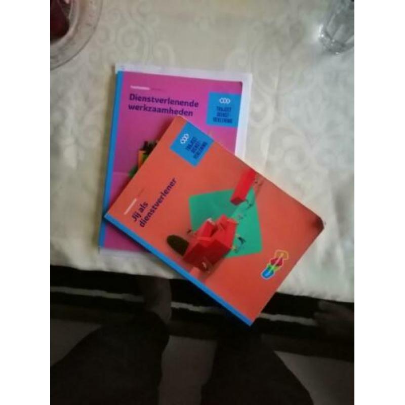 2 theorieboeken van MBO traject Dienstverlening