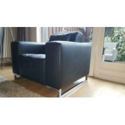 Twee zwarte PU-leder fauteuils en 1 bank in zwart PU-leder