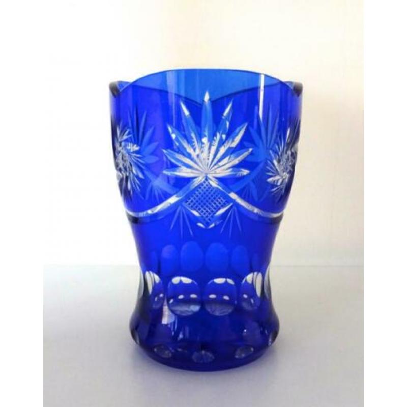 Kristal vaas helder blauw sierlijke gravering Bohemen 4649-k