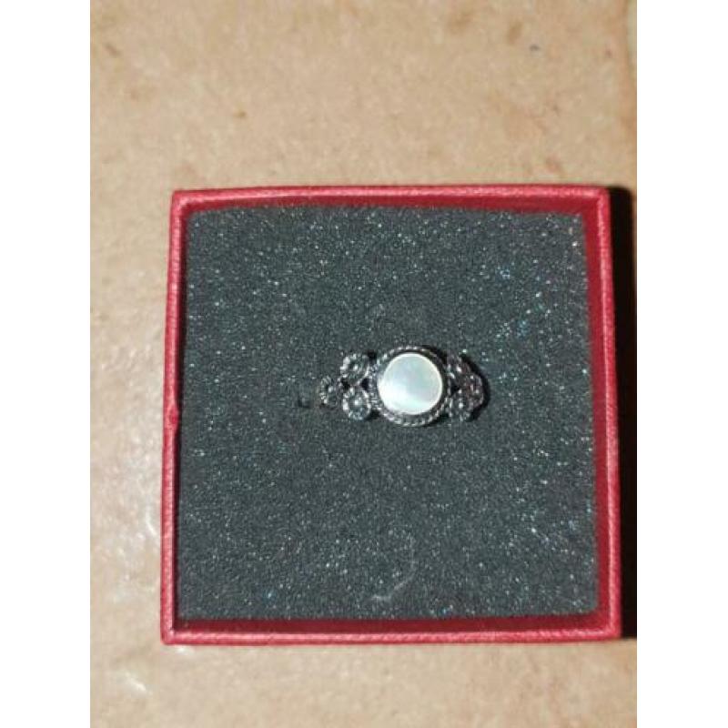 Mooi versierde zilveren ring ,maat 16