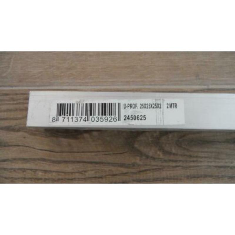 Aluminium volrond (10+8), volvierkant (7), openvierkant en U