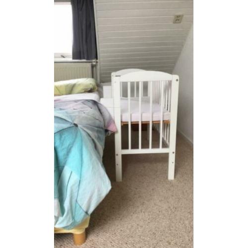 Co sleeper, baby (schommel)wieg (wit) van petit Amelie