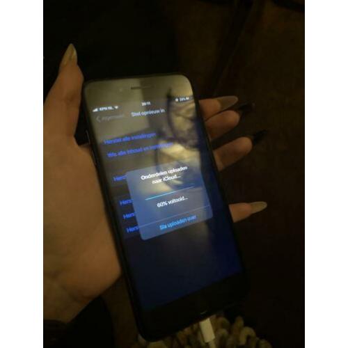 Mat zwarte iPhone 7 Plus met bescherm glas er bij