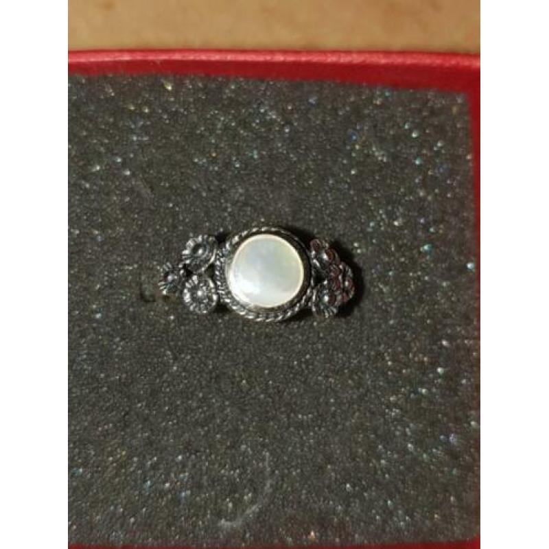 Mooi versierde zilveren ring ,maat 16