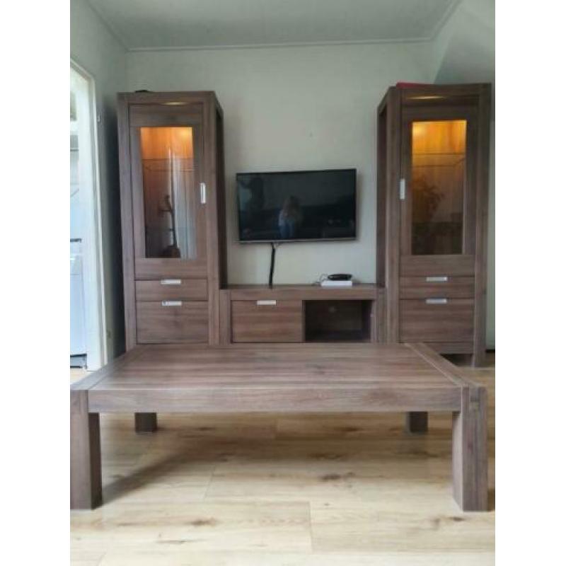 Complete woonkamer donker eiken Wandkast/Eettafel/Salontafel