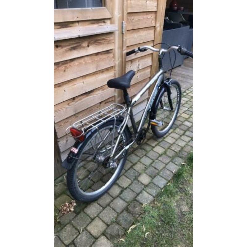 Jongensfiets. Fiets en remt goed. Beetje opknappen