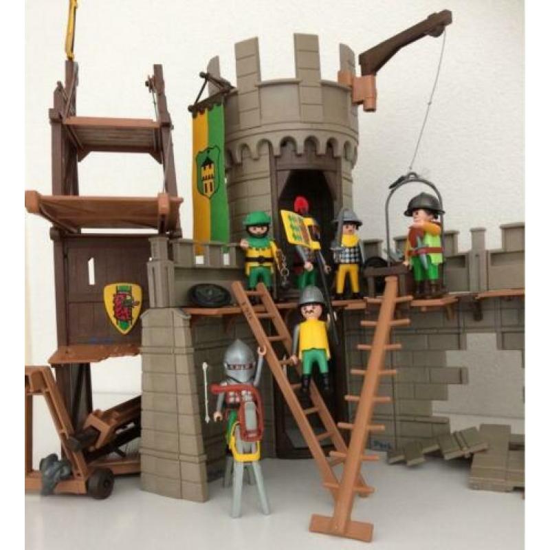 Kasteel van Playmobil 3132 met 15 ridders 2 paarden ect