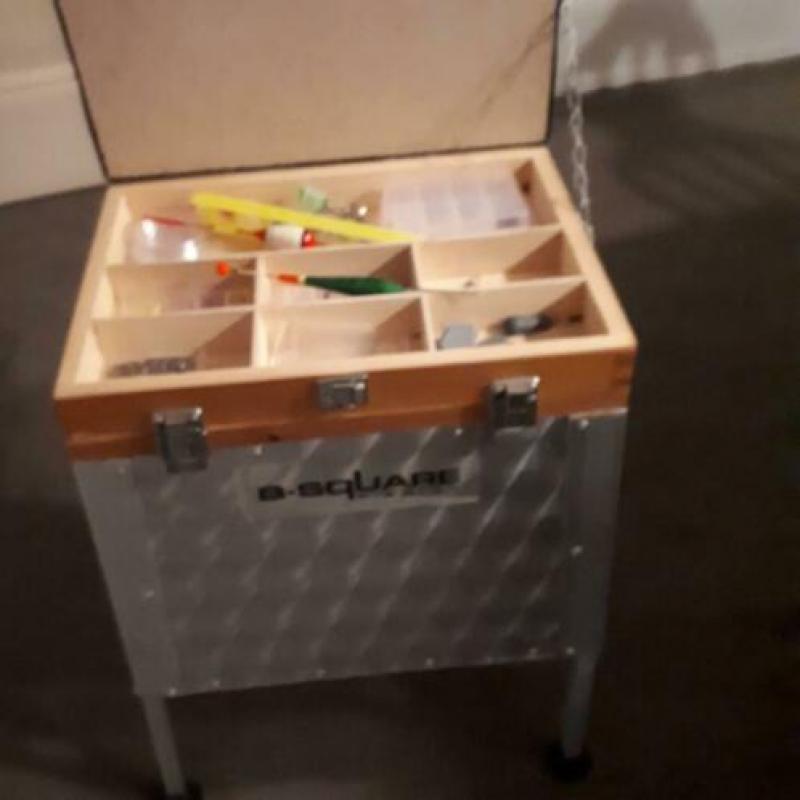 Viskist met verstelbare pootjes ,compleet met lijntjes ,lood