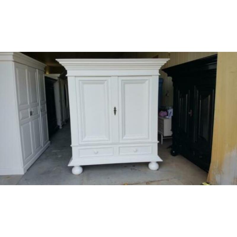 Opgeknapte brocante houten wandmeubels kamer, buffet kasten
