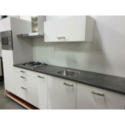 INNOVARE KEUKENS: Royale Showroomkeuken compleet ca. 300 cm