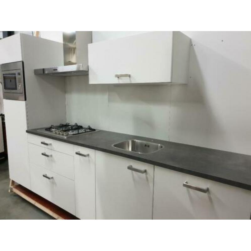 INNOVARE KEUKENS: Royale Showroomkeuken compleet ca. 300 cm