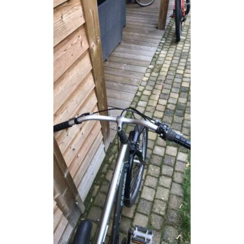 Jongensfiets. Fiets en remt goed. Beetje opknappen