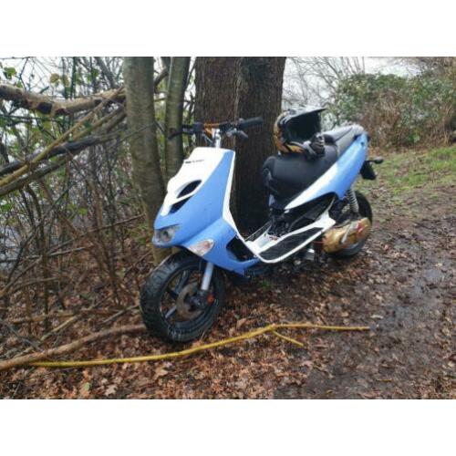Scooter aprilla fram met aerox blokje er onder
