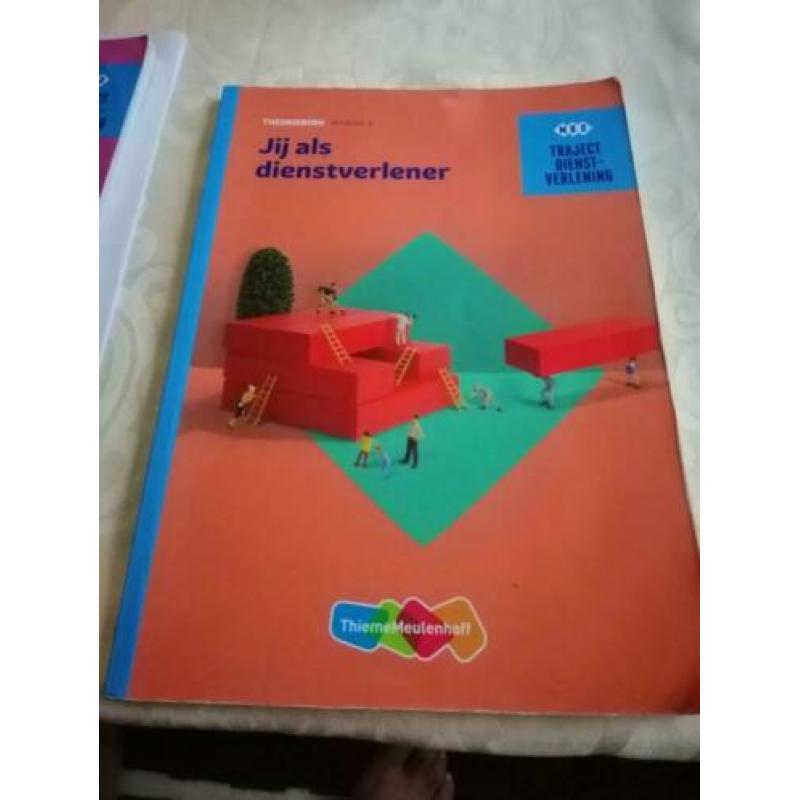 2 theorieboeken van MBO traject Dienstverlening