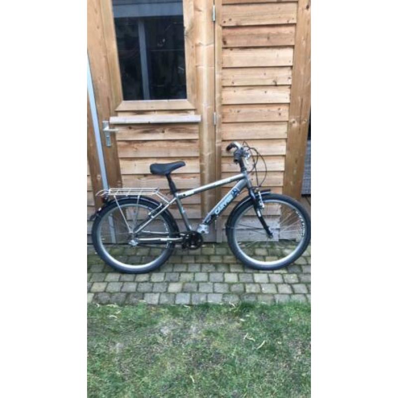 Jongensfiets. Fiets en remt goed. Beetje opknappen