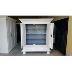 Opgeknapte brocante houten wandmeubels kamer, buffet kasten