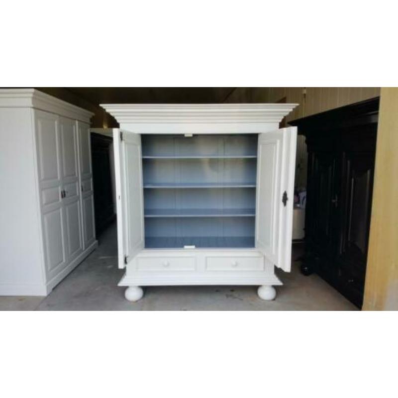 Opgeknapte brocante houten wandmeubels kamer, buffet kasten
