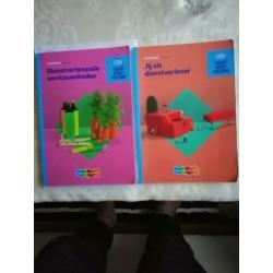 2 theorieboeken van MBO traject Dienstverlening
