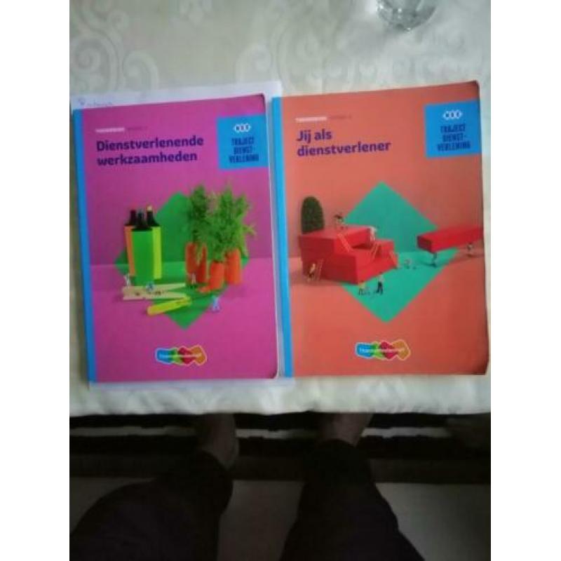 2 theorieboeken van MBO traject Dienstverlening