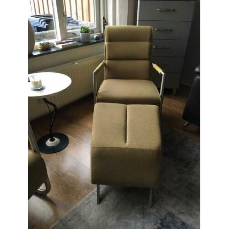 Twee fauteuils, en Hocker