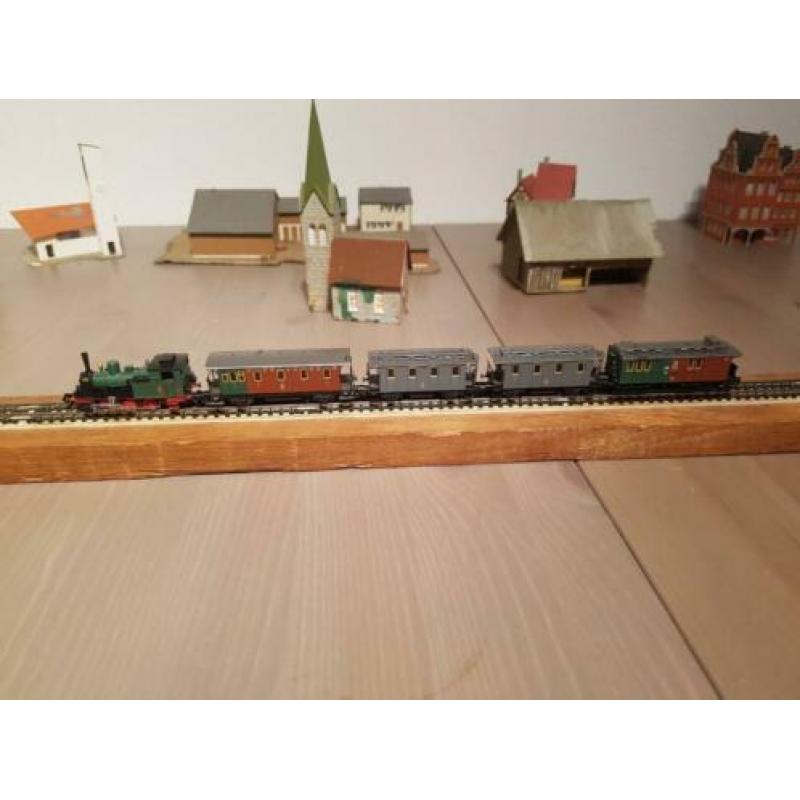 Arnold locomotief met 4 wagons "Jahreszug 1993 " van de Kpev