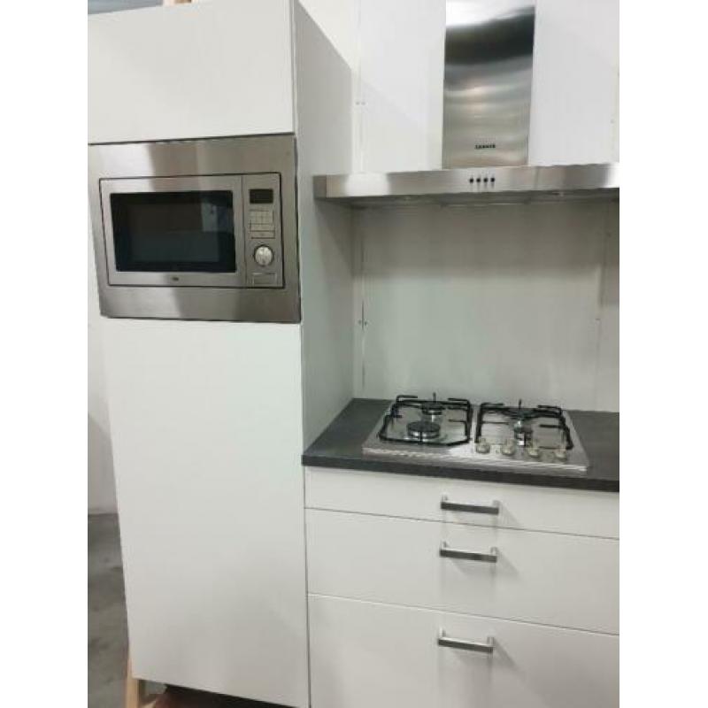 INNOVARE KEUKENS: Royale Showroomkeuken compleet ca. 300 cm