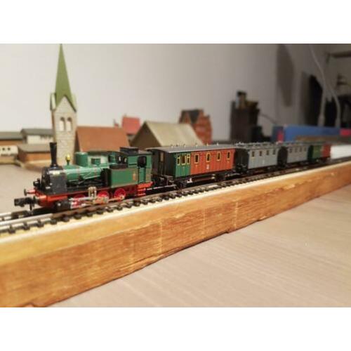 Arnold locomotief met 4 wagons "Jahreszug 1993 " van de Kpev
