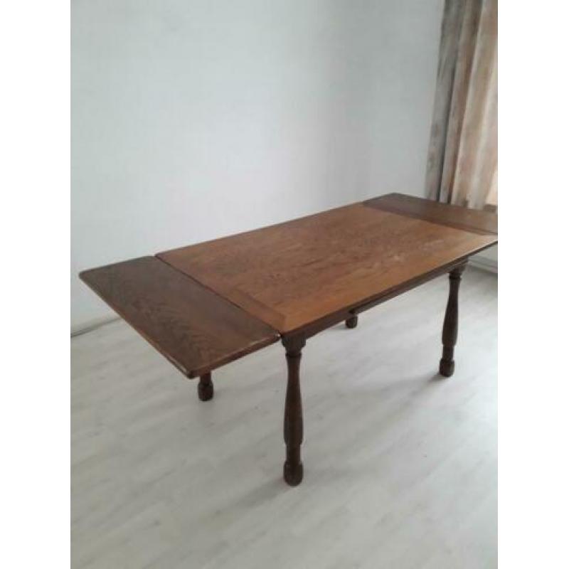 Uitschuifbare massief eiken eettafel met 4 stoelen