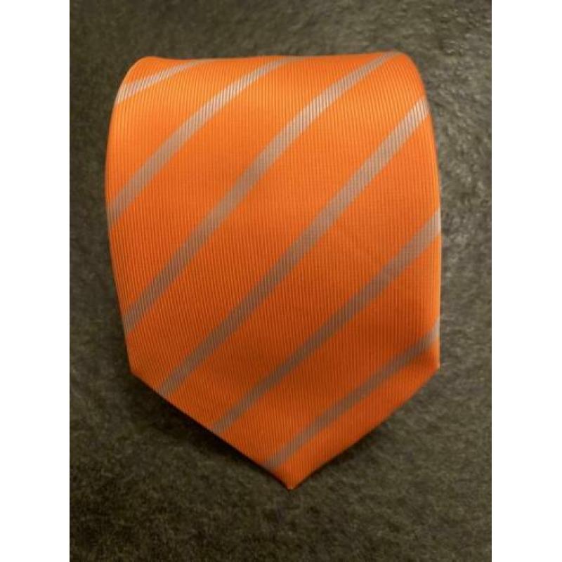 Stropdas Oranje met zilveren streepdessin 100% Poyester