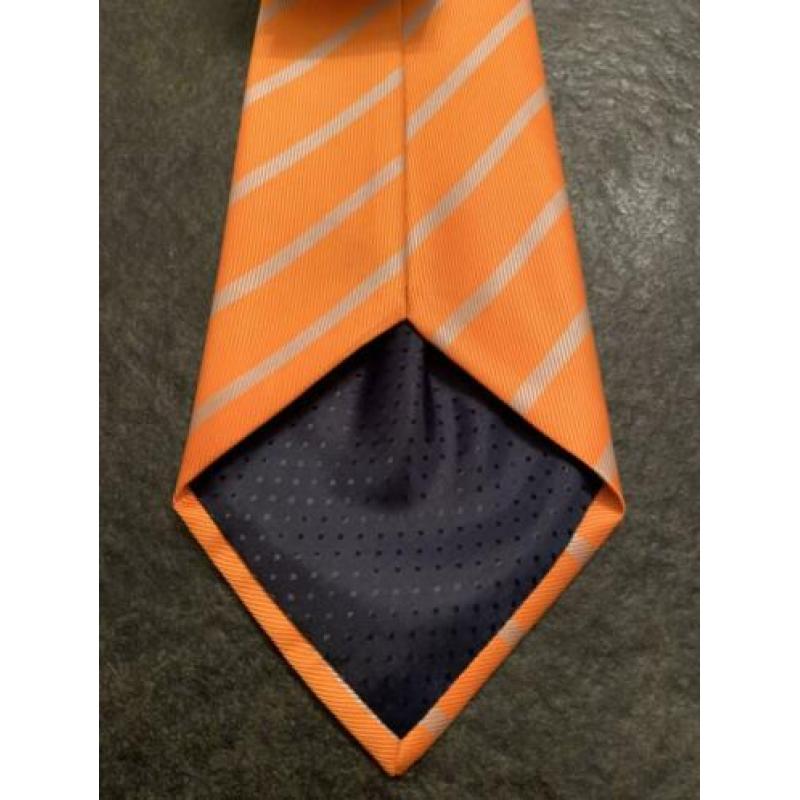 Stropdas Oranje met zilveren streepdessin 100% Poyester