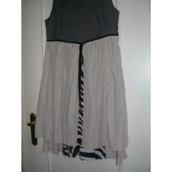 Elegante zwart lichtgrijze design jurk van Wearhouse, mt XL