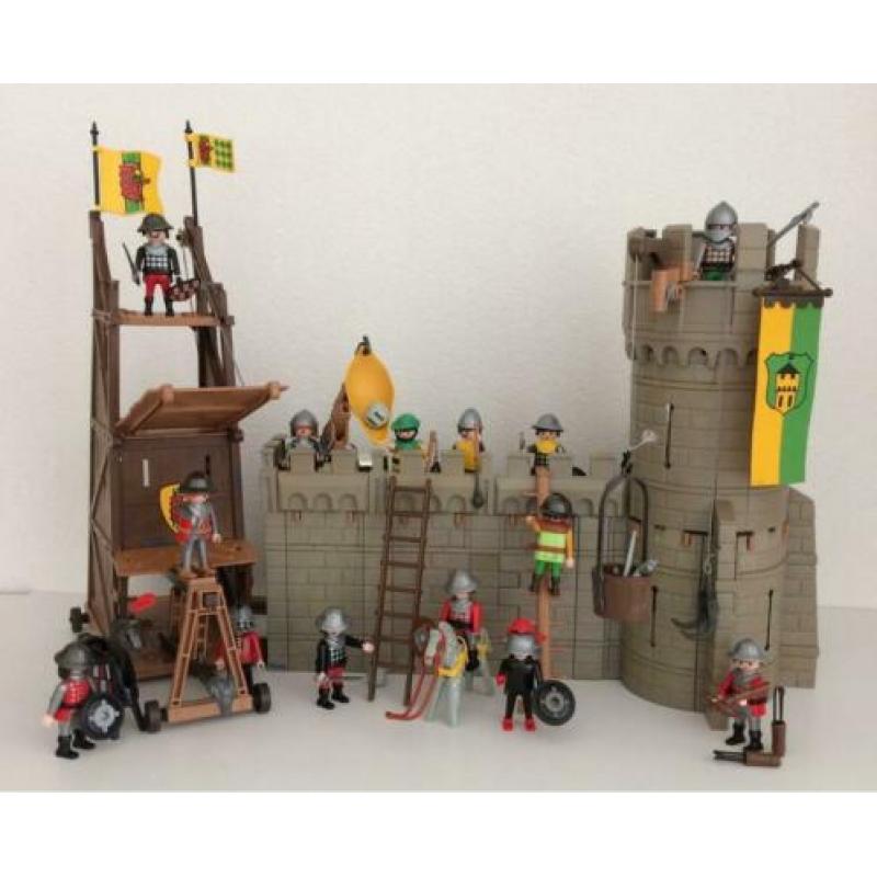 Kasteel van Playmobil 3132 met 15 ridders 2 paarden ect