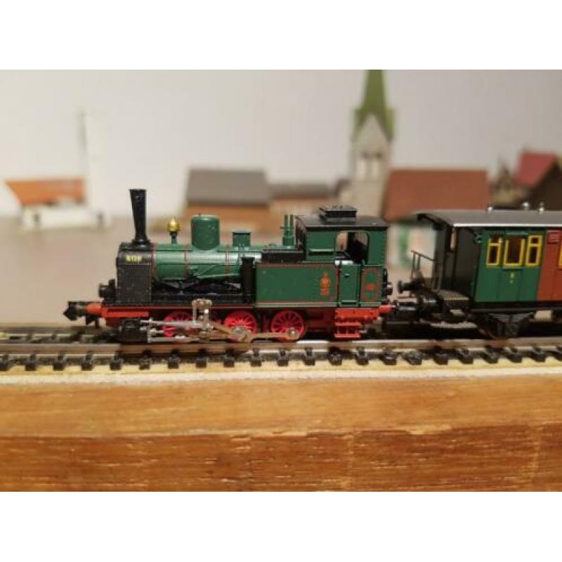 Arnold locomotief met 4 wagons "Jahreszug 1993 " van de Kpev