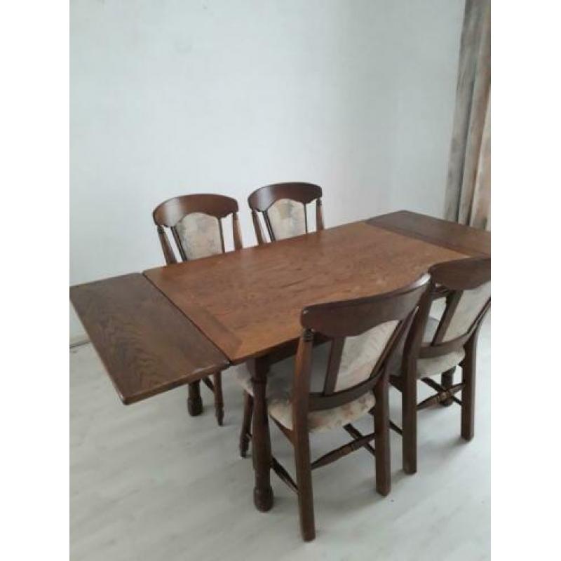 Uitschuifbare massief eiken eettafel met 4 stoelen