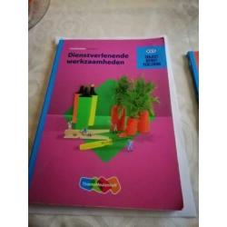 2 theorieboeken van MBO traject Dienstverlening