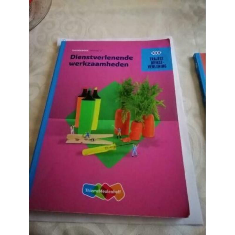 2 theorieboeken van MBO traject Dienstverlening
