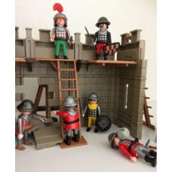 Kasteel van Playmobil 3132 met 15 ridders 2 paarden ect