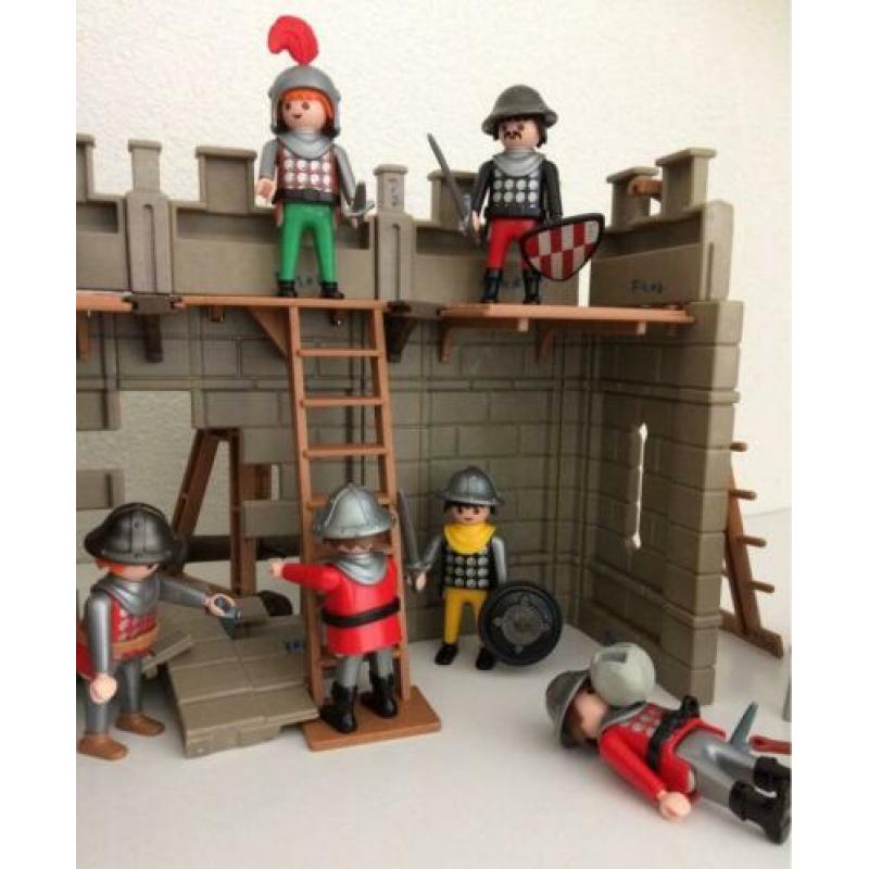 Kasteel van Playmobil 3132 met 15 ridders 2 paarden ect